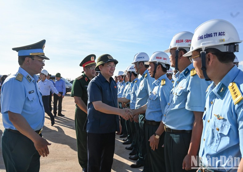 El presidente de Parlamento, Vuong Dinh Hue y funcionarios y soldados del proyecto de construcción del aeropuerto militar de Phan Thiet. El presidente de Parlamento, Vuong Dinh Hue y funcionarios y soldados del proyecto de construcción del aeropuerto militar de Phan Thiet.