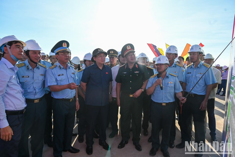 El dirigente parlamentario escucha los informes sobre el proyecto. El dirigente parlamentario escucha los informes sobre el proyecto.