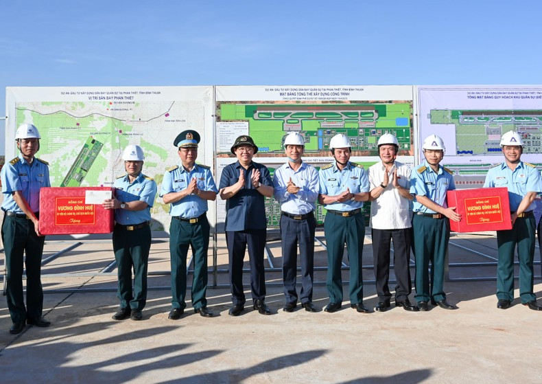 [Foto] Jefe del Legislativo de Vietnam visita la Brigada de Misiles Costeros 681 ảnh 9