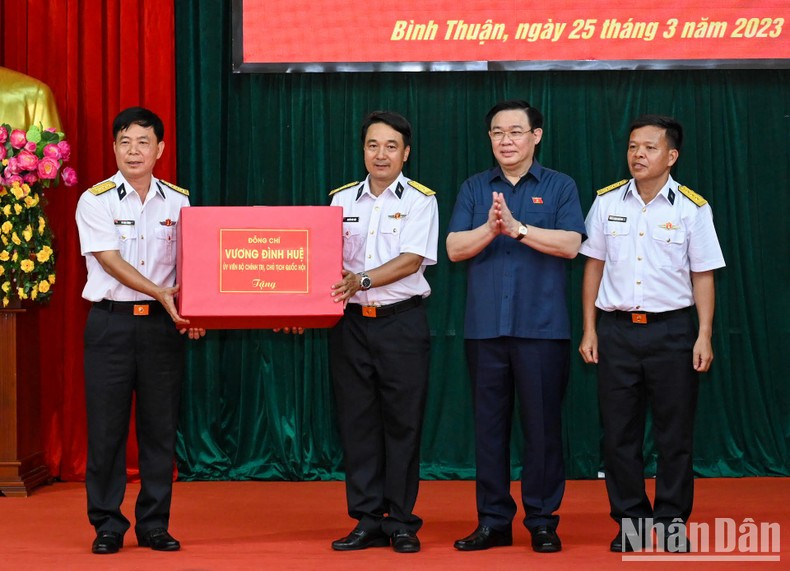 Dinh Hue entrega obsequios a los soldados de la Brigada. Dinh Hue entrega obsequios a los soldados de la Brigada.