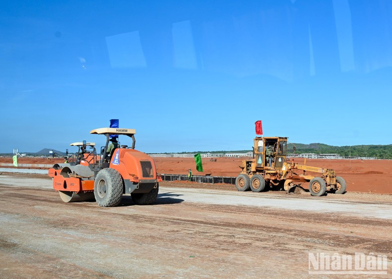 Vehículos y máquinas en el sitio de construcción del proyecto. Vehículos y máquinas en el sitio de construcción del proyecto.