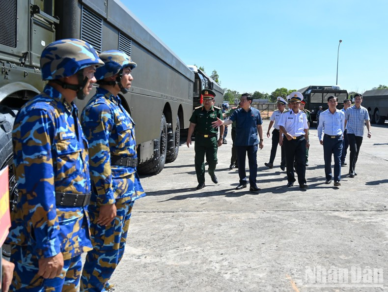 El presidente del Parlamento, Vuong Dinh Hue, alienta a los soldados en el ensayo. El presidente del Parlamento, Vuong Dinh Hue, alienta a los soldados en el ensayo.