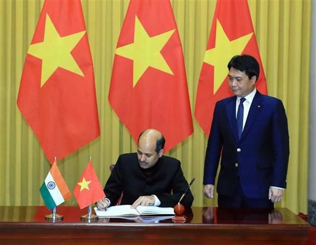 El nuevo embajador de la India en Vietnam, Sandeep Arya (izquierda). (Foto: VNA) El nuevo embajador de la India en Vietnam, Sandeep Arya (izquierda). (Foto: VNA)