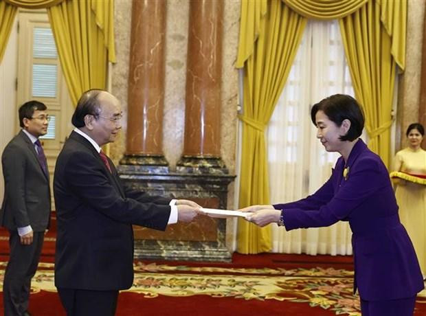 El presidente de Vietnam, Nguyen Xuan Phuc, recibe las cartas credenciales de la embajadora de Corea del Sur, Oh Youngju. (Foto: VNA) El presidente de Vietnam, Nguyen Xuan Phuc, recibe las cartas credenciales de la embajadora de Corea del Sur, Oh Youngju. (Foto: VNA)