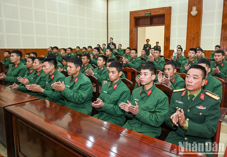 Los oficiales y soldados de la Tercera División asistentes al evento. Los oficiales y soldados de la Tercera División asistentes al evento.