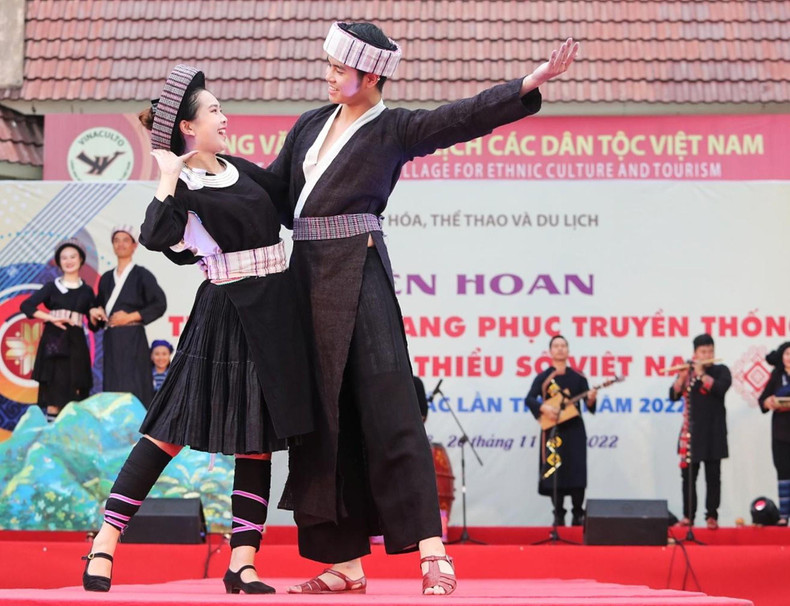 Trajes de hombres y mujeres la etnia Hmong verde. Trajes de hombres y mujeres la etnia Hmong verde.