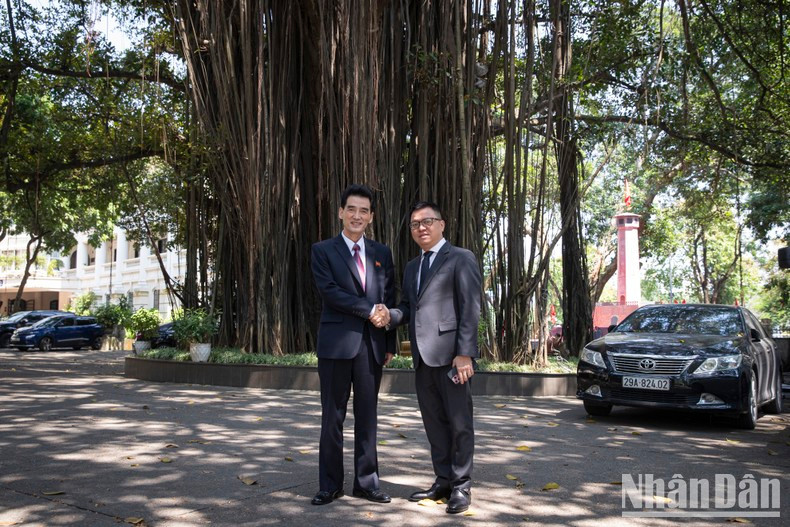 Quoc Minh y Ri Sung Guk en la sede del periódico Nhan Dan. Quoc Minh y Ri Sung Guk en la sede del periódico Nhan Dan.