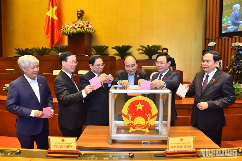 El presidente Nguyen Xuan Phuc, el primer ministro Pham Minh Chinh, el presidente de la Asamblea Nacional Vuong Dinh Hue, el miembro permanente del Secretariado del Comité Central del Partido Comunista, Vo Van Thuong, el vicetitular permanente del Parlamento, Tran Thanh Man, y el presidente del Comité Central del Frente de la Patria, Do Van Chien, votaron los nombramientos de Viceprimer Ministro para el período 2021-2026.