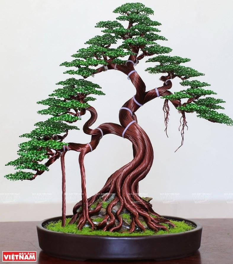 Obra de bonsái hecha de alambres de cobre de Pham Van Doanh.