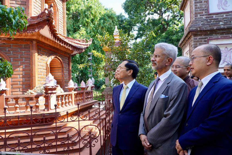 Jaishankar expresó su deseo de más intercambios y cooperación entre el budismo de la India y de Vietnam para bien de la paz y la prosperidad en ambos países.