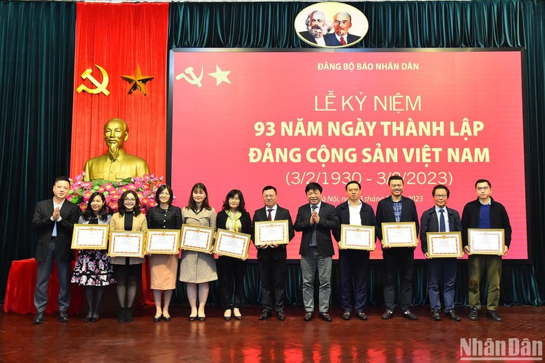 La Junta Permanente del Comité del PCV del diario Nhan Dan entregó certificados de mérito a los órganos partidistas y militantes.