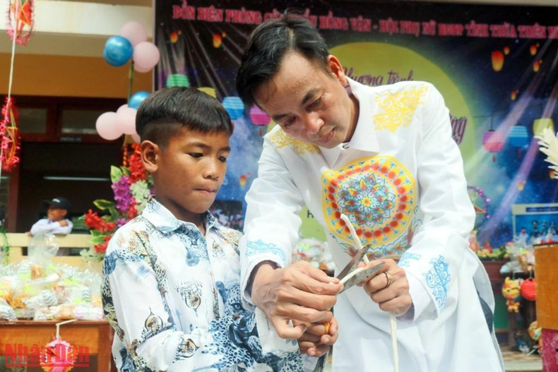 Por primera vez, los alumnos en esta localidad fronteriza vieron un espectáculo de magia especial. Por primera vez, los alumnos en esta localidad fronteriza vieron un espectáculo de magia especial.