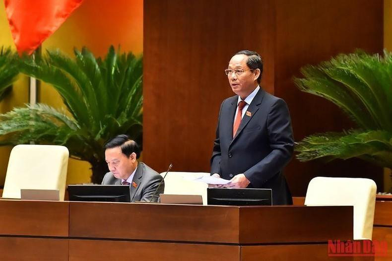 El vicepresidente de la Asamblea Nacional Tran Quang Phuong dirige la reunión.