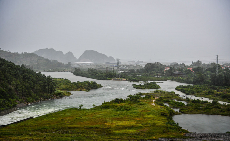 El lago suministra la mayor parte del agua potable a las ciudades de Ha Long, Uong Bi y Quang Yen. El lago suministra la mayor parte del agua potable a las ciudades de Ha Long, Uong Bi y Quang Yen.
