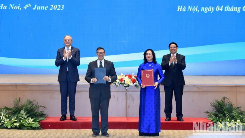 La firma del Memorando de Entendimiento entre el Ministerio de Industria y Comercio de Vietnam y el Departamento de Relaciones Exteriores y Comercio de Australia sobre el establecimiento de un diálogo a nivel ministerial sobre comercio entre los dos países. La firma del Memorando de Entendimiento entre el Ministerio de Industria y Comercio de Vietnam y el Departamento de Relaciones Exteriores y Comercio de Australia sobre el establecimiento de un diálogo a nivel ministerial sobre comercio entre los dos países.