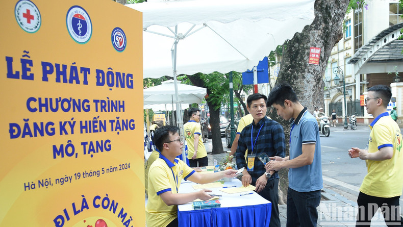 Un gran número de personas se registran para donar tejidos y órganos.