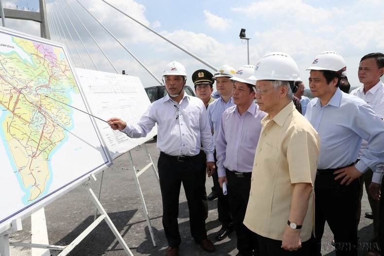 El secretario general Nguyen Phu Trong inspecciona el proyecto de construcción del puente Cao Lanh, provincia de Dong Thap, el 14 de abril de 2018.