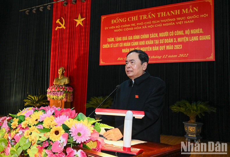 Thanh Man transmite los mejores deseos a todos soldados y ciudadanos en Bac Giang con motivo del Tet 2023. Thanh Man transmite los mejores deseos a todos soldados y ciudadanos en Bac Giang con motivo del Tet 2023.