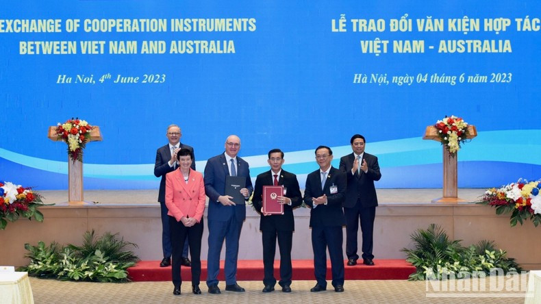 La firma del Memorando de Entendimiento entre la Universidad de Western Sydney (UWS) y la Universidad de Economía de Ciudad Ho Chi Minh (UEH) sobre la concesión de 70 becas a estudiantes vietnamitas y regionales. La firma del Memorando de Entendimiento entre la Universidad de Western Sydney (UWS) y la Universidad de Economía de Ciudad Ho Chi Minh (UEH) sobre la concesión de 70 becas a estudiantes vietnamitas y regionales.
