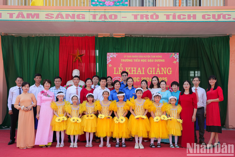 Jóvenes del diario Nhan Dan con profesores y alumnos de la escuela primaria Dau Duong. Jóvenes del diario Nhan Dan con profesores y alumnos de la escuela primaria Dau Duong.