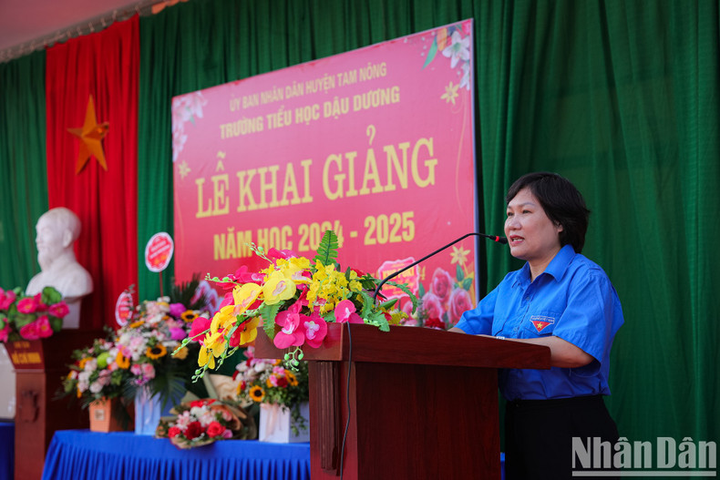 Kieu Thanh Huong, miembro del Comité Ejecutivo del Partido y subdirector del Departamento de Corresponsales del periódico Nhan Dan, interviene en la cita. Kieu Thanh Huong, miembro del Comité Ejecutivo del Partido y subdirector del Departamento de Corresponsales del periódico Nhan Dan, interviene en la cita.