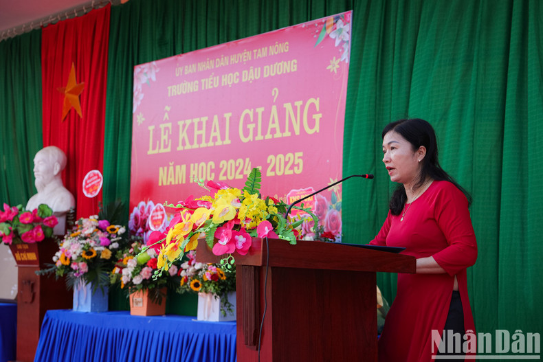 Le Thi Phi Nga, directora de la escuela primaria Dau Duong, habla en el acto. Le Thi Phi Nga, directora de la escuela primaria Dau Duong, habla en el acto.