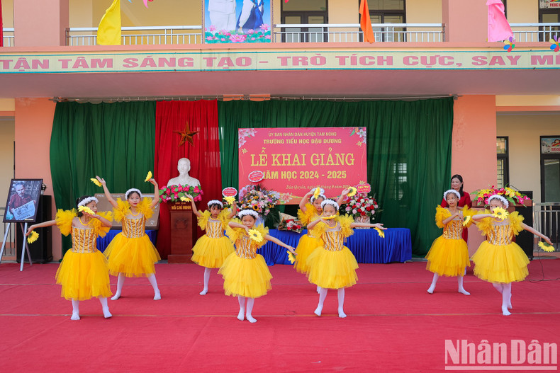 Actuación artística realizada por alumnas de la escuela primaria Dau Duong. Actuación artística realizada por alumnas de la escuela primaria Dau Duong.