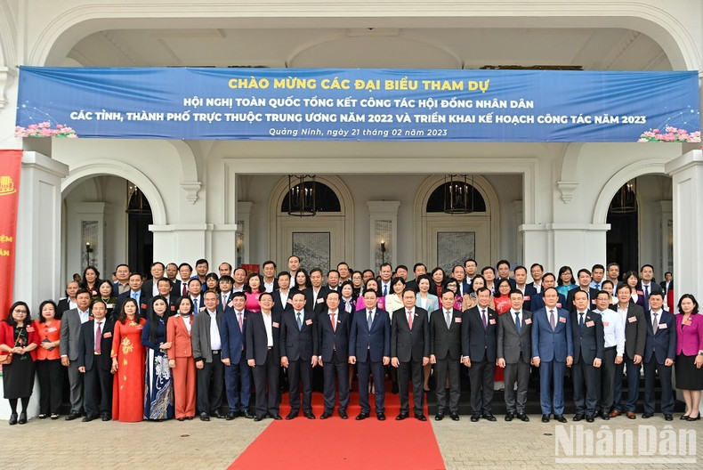 El presidente de la Asamblea Nacional, Vuong Dinh Hue, el miembro permanente del Secretariado del Comité Central del PCV, Vo Van Thuong, el vicepresidente permanente legislativo, Tran Thanh Man y el viceprimer ministro Tran Luu Quang, se toman fotos con los participantes de la conferencia.