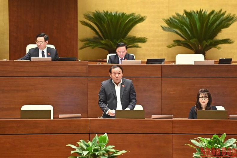 El ministro de Cultura, Deportes y Turismo, Nguyen Van Hung, presenta un informe que da explicaciones sobre los temas mencionados por los diputados, relacionados con el proyecto de Ley de Prevención y Control de la Violencia Doméstica (modificada).