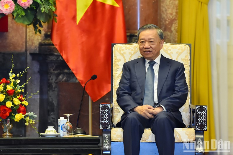 To Lam interviene en el encuentro.