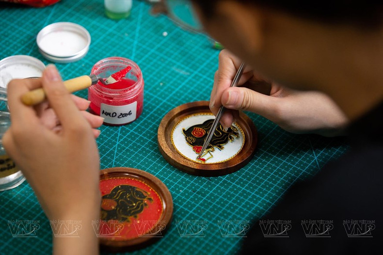 Después de terminar de colocar el alambre de cobre para tener un marco de patrón específico, el trabajador comienza a mezclar arenas en diferentes colores. (Foto: Revista Ilustrada Vietnam) Después de terminar de colocar el alambre de cobre para tener un marco de patrón específico, el trabajador comienza a mezclar arenas en diferentes colores. (Foto: Revista Ilustrada Vietnam)