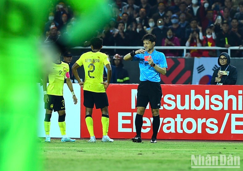 El árbitro saca tarjeta roja a un malasio.