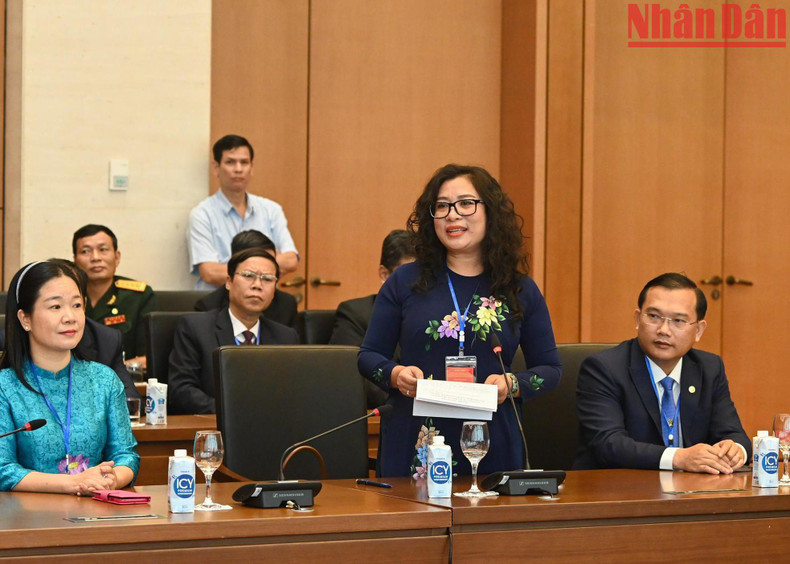 La directora de la editorial Su That (Verdad) (sucursal en la ciudad de Can Tho), Pham Vu Phuong Linh interviene en la reunión. La directora de la editorial Su That (Verdad) (sucursal en la ciudad de Can Tho), Pham Vu Phuong Linh interviene en la reunión.