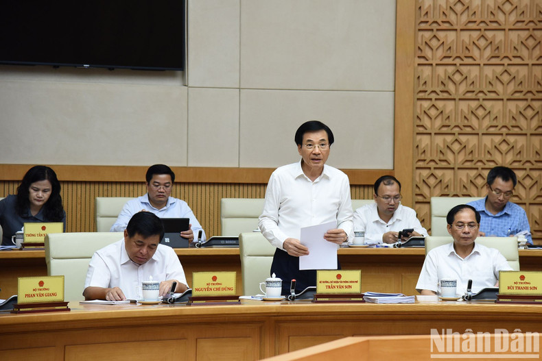 El ministro y jefe de la Oficina del Gobierno, Tran Van Son, interviene en la reunión. El ministro y jefe de la Oficina del Gobierno, Tran Van Son, interviene en la reunión.