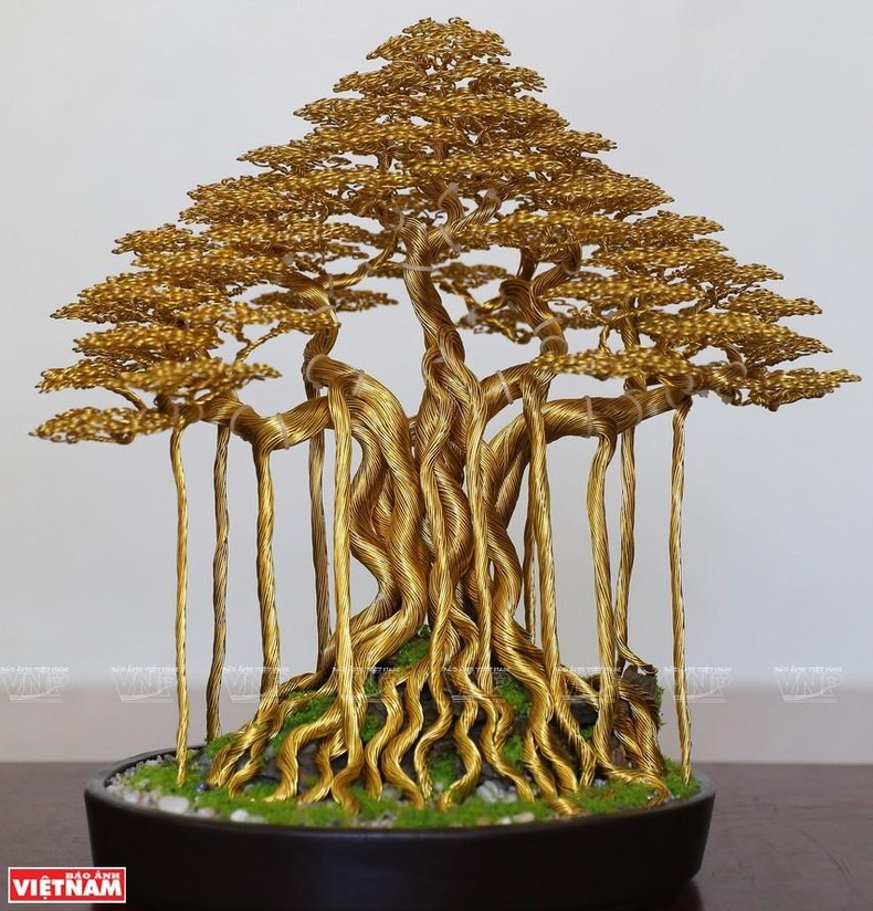 Obra de bonsái hecha de alambres de cobre de Pham Van Doanh.
