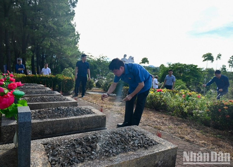 El secretario general y jefe de la Oficina de la Asamblea Nacional, Bui Van Cuong, rinde homenaje a los héroes y mártires de guerra. El secretario general y jefe de la Oficina de la Asamblea Nacional, Bui Van Cuong, rinde homenaje a los héroes y mártires de guerra.