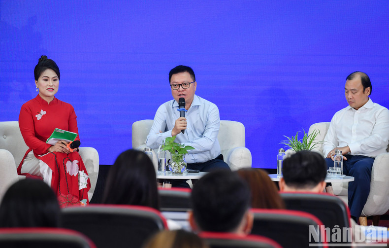 Durante el debate, Quoc Minh afirma que, además de las cualidades políticas necesarias, los jóvenes periodistas de la nueva era deben demostrar su profesionalidad, que, en su opinión, es el atributo más importante del oficio. Durante el debate, Quoc Minh afirma que, además de las cualidades políticas necesarias, los jóvenes periodistas de la nueva era deben demostrar su profesionalidad, que, en su opinión, es el atributo más importante del oficio.