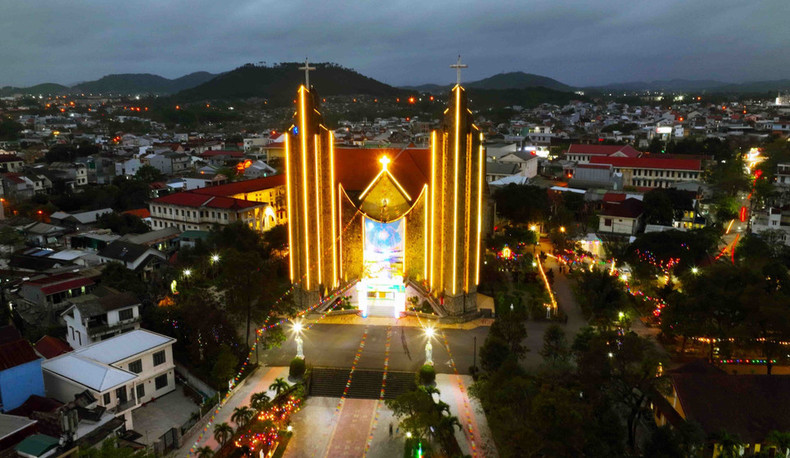 La Catedral de Phu Cam, ubicada en el distrito de Phuoc Vinh, distrito de Thuan Hoa, ciudad de Hue, es un destino popular para los visitantes.