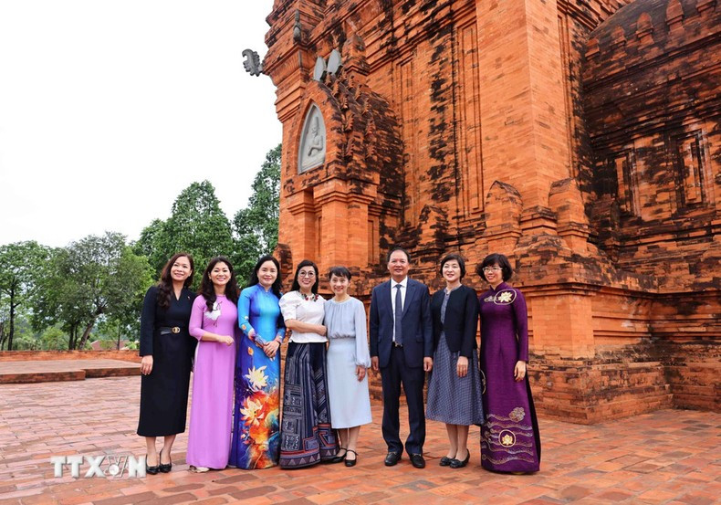 La delegación visita el conjunto de torres de la antigua cultura Cham. La delegación visita el conjunto de torres de la antigua cultura Cham.