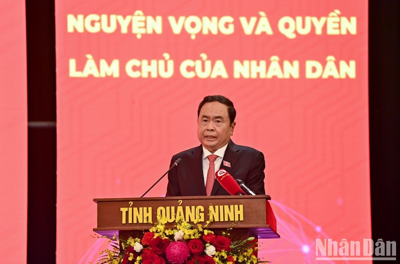 El vicepresidente permanente de la Asamblea Nacional, Tran Thanh Man, interviene en la reunión.