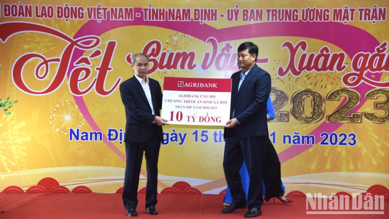 Pham Toan Vuong, director general del Banco de Vietnam para la Agricultura y el Desarrollo Rural (Agribank), otorga una ayuda de casi 427 mil dólares para financiar el desarrollo de la educación, la atención médica y apoyar a los pobres en Nam Dinh. Pham Toan Vuong, director general del Banco de Vietnam para la Agricultura y el Desarrollo Rural (Agribank), otorga una ayuda de casi 427 mil dólares para financiar el desarrollo de la educación, la atención médica y apoyar a los pobres en Nam Dinh.