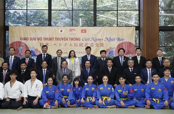 El presidente de Vietnam, Vo Van Thuong, y delegados en el intercambio de artes marciales Vietnam-Japón.