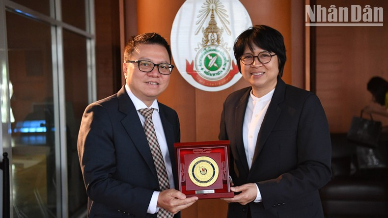 Quoc Minh le hace entrega de un regalo conmemorativo a Norrinee Ruangnoo, primera vicepresidenta de CTJ. Quoc Minh le hace entrega de un regalo conmemorativo a Norrinee Ruangnoo, primera vicepresidenta de CTJ.