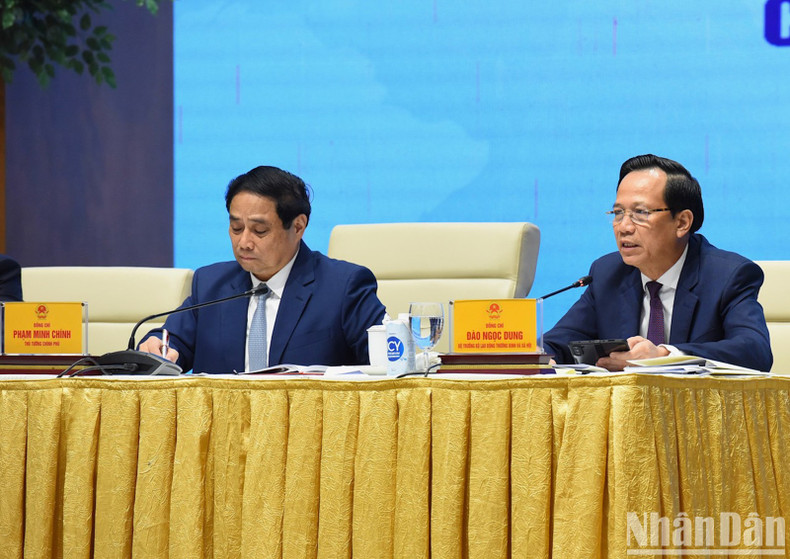 Interviene Dao Ngoc Dung, ministro de Trabajo, Inválidos de Guerra y Asuntos Sociales. Interviene Dao Ngoc Dung, ministro de Trabajo, Inválidos de Guerra y Asuntos Sociales.