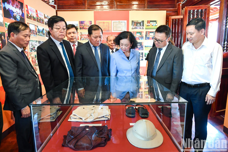 Los delegados visitan el espacio de exposición de documentos sobre la reliquia.