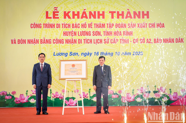 Bui Van Khanh (izquierda), vicesecretario del Comité del Partido y presidente del Comité Popular de Hoa Binh, entrega el Certificado de reconocimiento como Reliquia Histórico-Cultural Provincial a la Base A2 del periódico Nhan Dan.