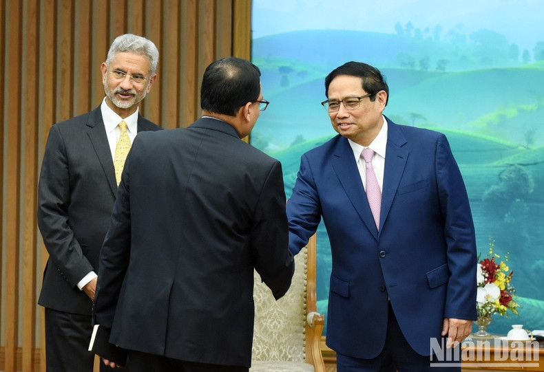 Minh Chinh da la bienvenida a los delegados indios.