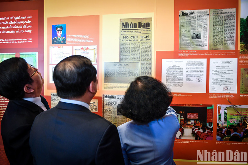 Los artículos sobre la visita del tío Ho a la provincia de Hoa Binh en el periódico Nhan Dan se conservan cuidadosamente en la exposición.