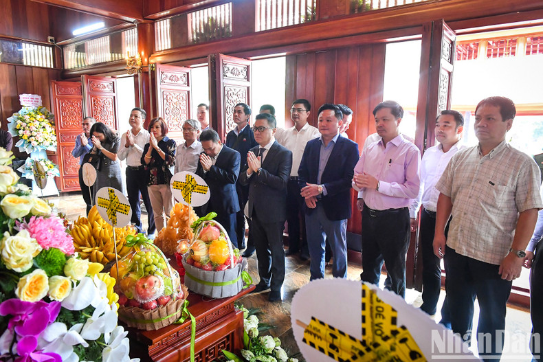La delegación del periódico Nhan Dan, encabezada por su presidente-editor, Le Quoc Minh, rinde homenaje al Tío Ho en el sitio de la reliquia.