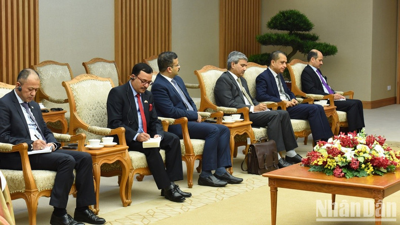 Los miembros acompañan al canciller indio.